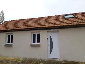 a white house with a brown roof at Apartement à Theuville-Baigneaux in Theuville
