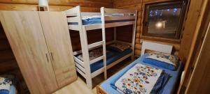 科尔别卢夫Domek Na Stoku的一间有两张双层床和一扇窗户的小房间