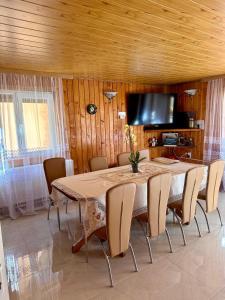 Televiisor ja/või meelelahutuskeskus majutusasutuses Casa de Vacanta Catrinel +27 fotot