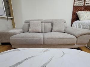 uma sala de estar com um sofá e uma mesa em 1 min to Seolleung Urban Space em Seul