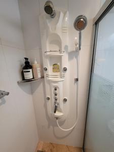 uma casa de banho com um WC no canto em 1 min to Seolleung Urban Space em Seul