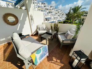 Posedenie v ubytovaní 2 Bedroom Apartment with Sea Views