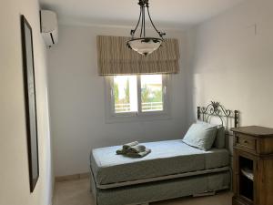 Un dormitorio pequeño con una cama y una ventana. en Beachfront 3 Bed Apt San Luis De Sabinillas, en San Luis de Sabinillas 17 fotos más
