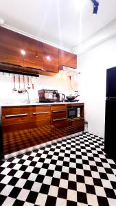 Una cocina con suelo a cuadros en blanco y negro. en uouRangnamHouse, en Bangkok