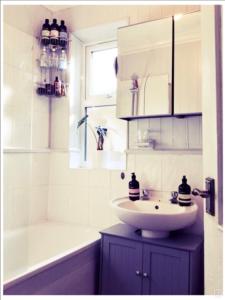 un bagno con lavandino e vasca da bagno di Lovely place a Londra
