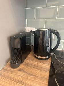 ブラックプールにあるNew Luxury apartment, sea viewWith parkingのカウンターの上に座るコーヒーポット