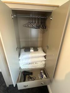 ブラックプールにあるNew Luxury apartment, sea viewWith parkingの小さなクローゼット(ベッド2台付)