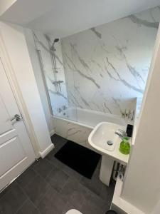 ブラックプールにあるNew Luxury apartment, sea viewWith parkingの洗面台とシャワー付きの白いバスルーム +11枚の写真
