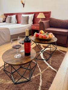 ein Wohnzimmer mit 2 Tischen und Weingläsern in der Unterkunft Honey House in Bansko