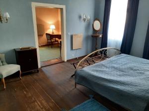a bedroom with a bed and a chair and a table at Anna Luise in Rudolstadt
