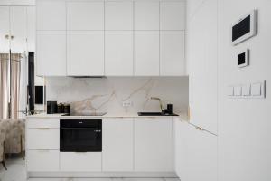 Η κουζίνα ή μικρή κουζίνα στο Urban Chic - Grzybowska 37 - Luxury Warsaw Stays