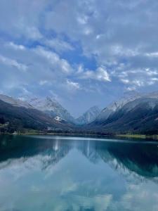 vista su un lago con montagne innevate di Appartement confortable labellisé saint lary a Vignec