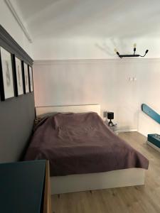 Postel nebo postele na pokoji v ubytování Graffiti Downtown Room