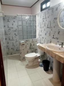 Et badeværelse på COWORX Koh Lanta