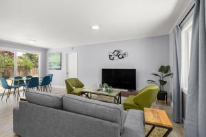 Televisyen dan/atau pusat hiburan di # Marbella Lane - Alluring & Spacious 3BR Home
