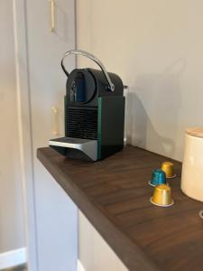 アラスにあるLe Grenier Chic, T2 Centre-Villeの木製テーブルの上に灯り