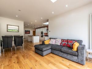 シドカップにあるPass the Keys 4 Bed house Parking 5 mins Sidcup Stationのソファとテーブルのあるリビングルーム