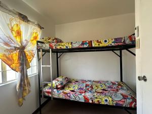 Postel nebo postele na pokoji v ubytování 2 StoryHome in Tanza near SM along Main Road