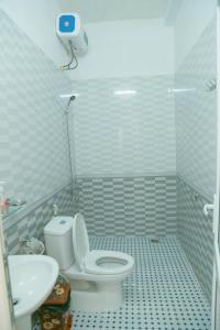 a bathroom with a white toilet and a sink at Gold Plus hotel in Phong Nha