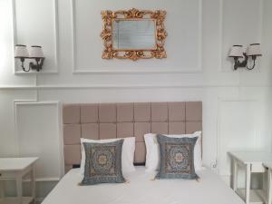 Ένα ή περισσότερα κρεβάτια σε δωμάτιο στο Cemberli House