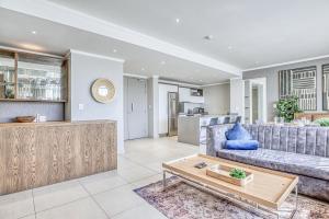 Posezení v ubytování Luxurious 2-bedroom Apartment in Sandton