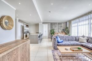 Posezení v ubytování Luxurious 2-bedroom Apartment in Sandton + 28 fotografií