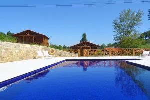 ein Swimmingpool mit einem Haus im Hintergrund in der Unterkunft Casa Gil, Quinta Carmo - Alcobaça/ Nazaré in Alcobaça