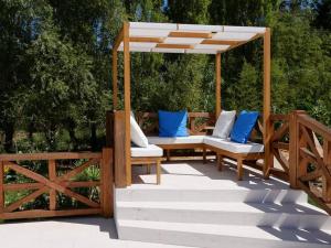 eine Holzpergola mit zwei Stühlen und einem Tisch in der Unterkunft Casa Gil, Quinta Carmo - Alcobaça/ Nazaré in Alcobaça