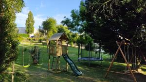 einen Spielplatz mit Rutsche und Schaukel in der Unterkunft Casa Gil, Quinta Carmo - Alcobaça/ Nazaré in Alcobaça