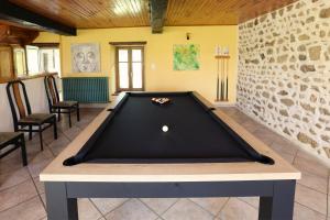 einem Billardtisch in der Mitte eines Zimmers in der Unterkunft Villa de luxe, nichée dans les montagnes in Lavoine