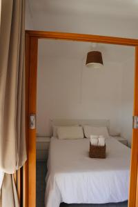 Un dormitorio con una cama con dos toallas encima. en Bonaire Pura Vida, en Puerto Rico de Gran Canaria 15 fotos más
