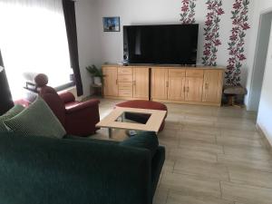 GutowにあるAm Ankerのソファとテレビのあるリビングルーム