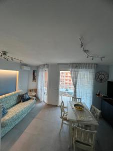 un soggiorno con un divano e un tavolo di Nuovo appartamento vista mare a Roquebrune-Cap-Martin Altre 31 foto