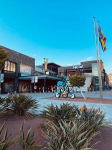 un centro comercial con dos bancos frente a un edificio en Bonaire Pura Vida, en Puerto Rico de Gran Canaria