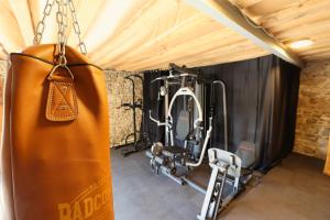 ein Fitnessstudio mit einer Tasche, die von der Decke hängt in der Unterkunft Villa de luxe, nichée dans les montagnes in Lavoine + 49 Fotos