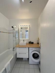 Ένα μπάνιο στο Place Toscane Appartement Long séjour
