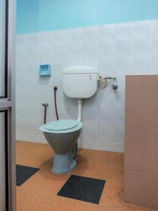 CukaiにあるHotel Tiaraの部屋の中にトイレ付きのバスルームがある