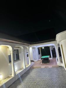 Bazén v ubytování Parandiapartment nebo v jeho okolí