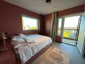 Katil atau katil-katil dalam bilik di Top of the Lake - two bedrooms, free parking
