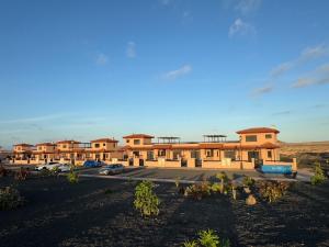 a building in the middle of the desert at Villa Miraki Fuerteventura Surf Relax in La Oliva