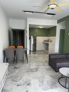 un salon avec un canapé et une table dans l'établissement Deluxe room marina View Villas, à Port Dickson