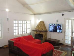 Televisyen dan/atau pusat hiburan di Linda casa em Mury,com riacho e lareira