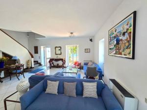 Una sala de estar con un sofá azul y una mesa. en Casa Gentile, en Marina Grande