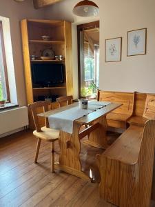 TV a/nebo společenská místnost v ubytování Apartmán u jezírka