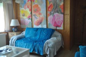 a room with a bed with blue sheets and flowers on the wall at Ferienhaus Gansbach in Gansbach