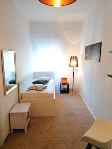 Postel nebo postele na pokoji v ubytování Nr 6 Single Ferien Zimmer mit Stadtblick