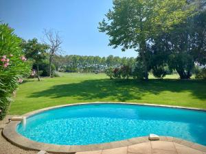 a swimming pool in the middle of a yard at Villa-Provence-Pont-Royal in Mallemort