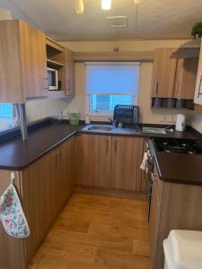 Η κουζίνα ή μικρή κουζίνα στο Static Caravan Saltcoats Ayrshire Scotland 3 bedroom balcony