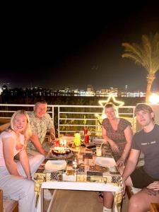 Al AqālitahにあるRoyal Nile Suites - Nile View 2の一団