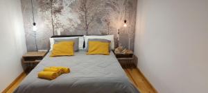 Postel nebo postele na pokoji v ubytování LETSMALAGA - Duplex en el centro con jacuzzi